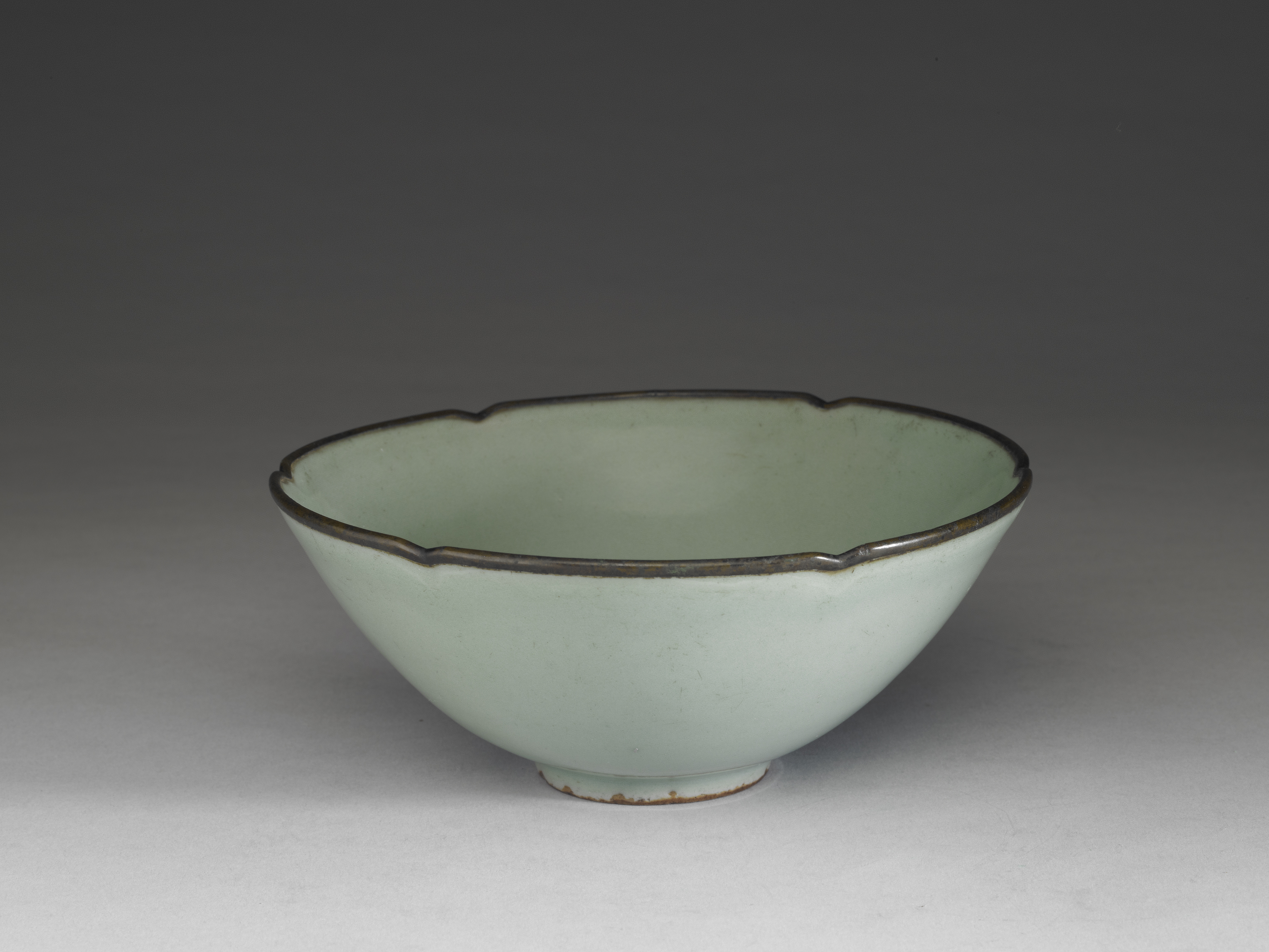 Bowl with hibiscus-shaped rim in celadon glaze
Longquan ware, Southern Song dynasty, 13th century
